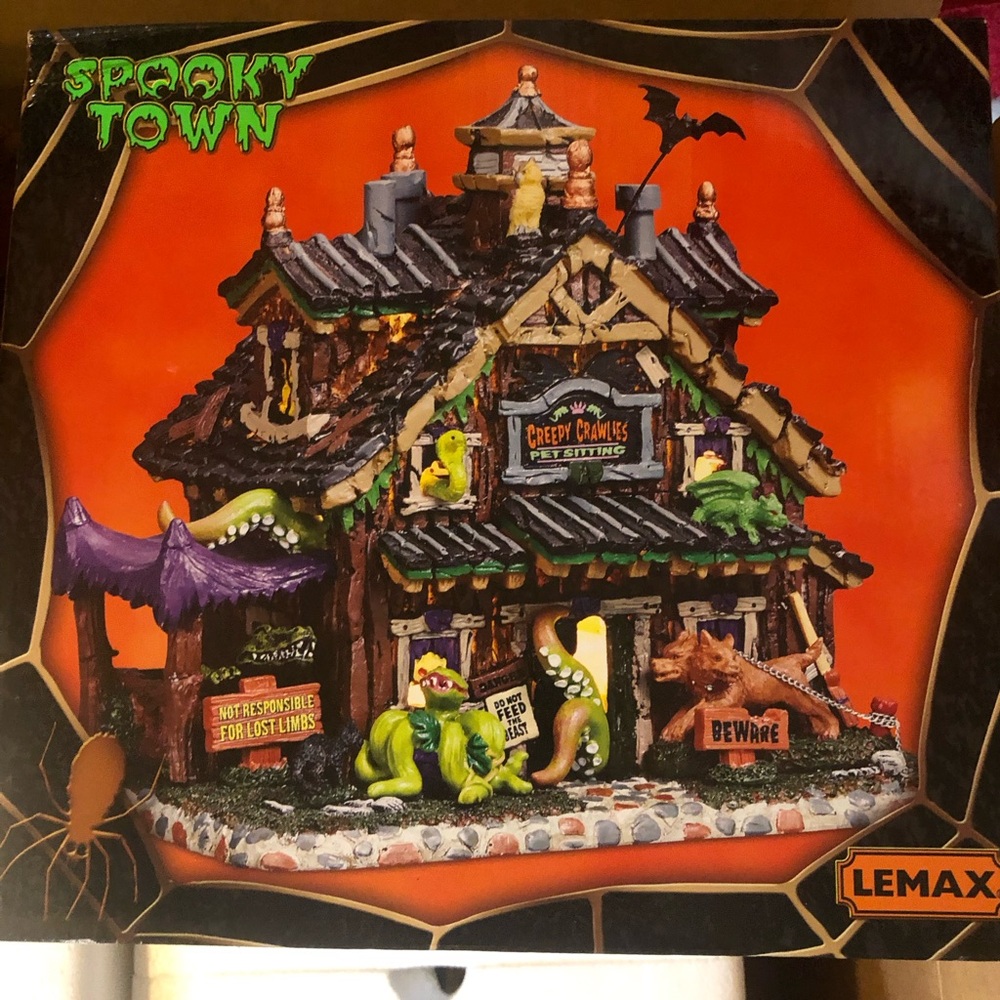 LeMax Hallowenn Creepy Crawlers Pet Sitting House - original package